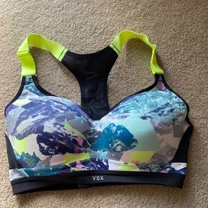 Victoria’s Secret Knockout Maximum Support Sport Bra. Back Hook Closers.